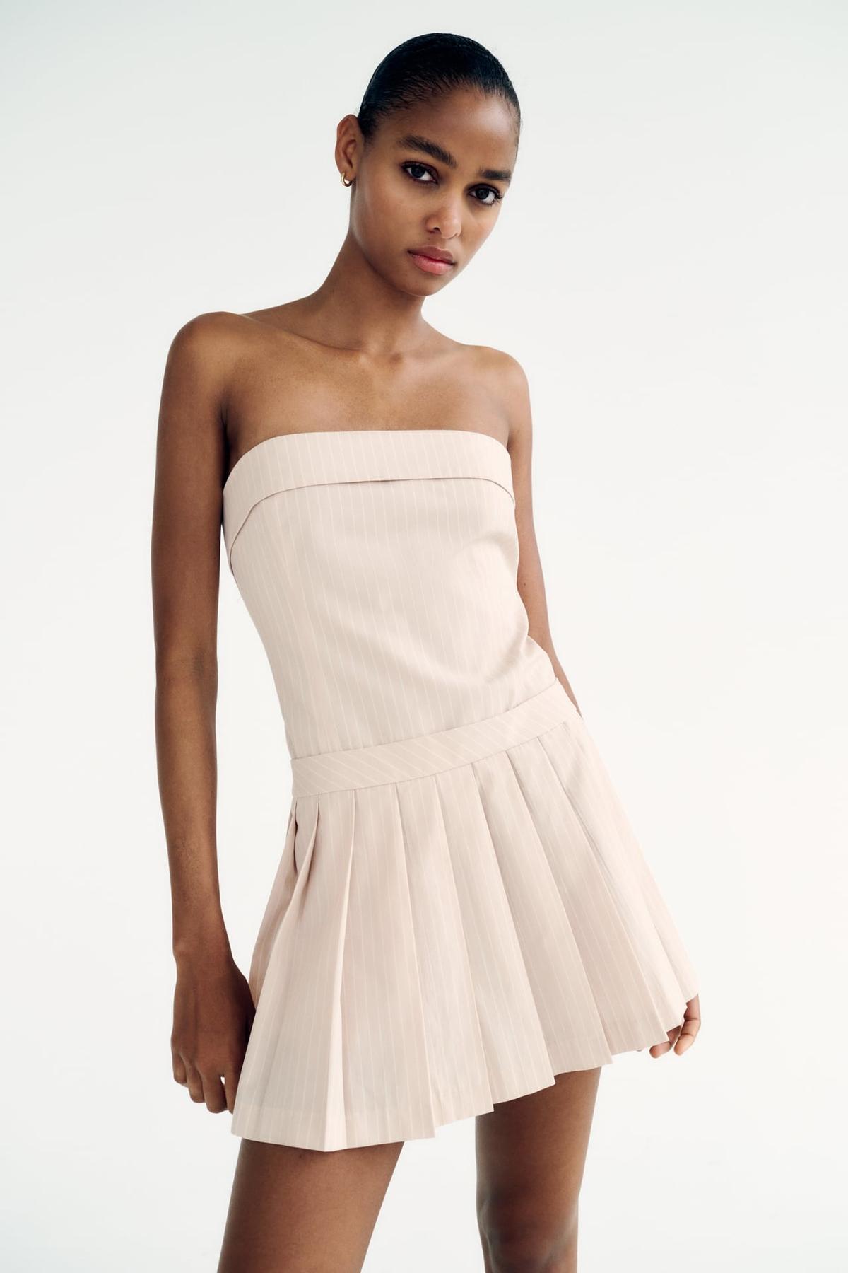 Vestido corto de escote recto y hombros descubiertos