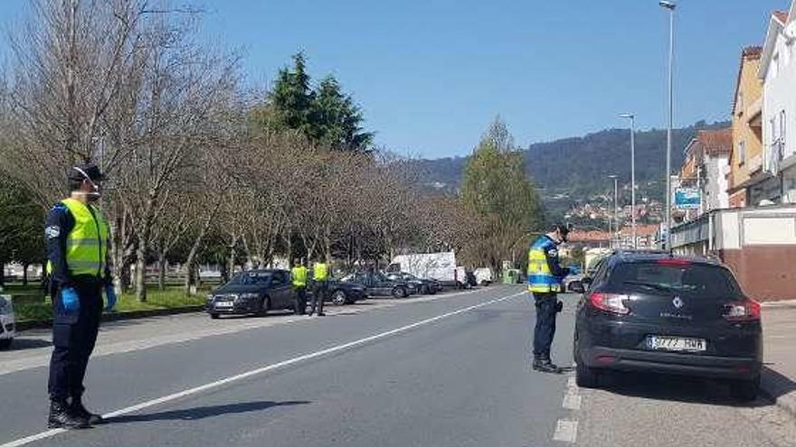 Agentes municipales en el control de ayer en A Xunqueira. // F.G.S.