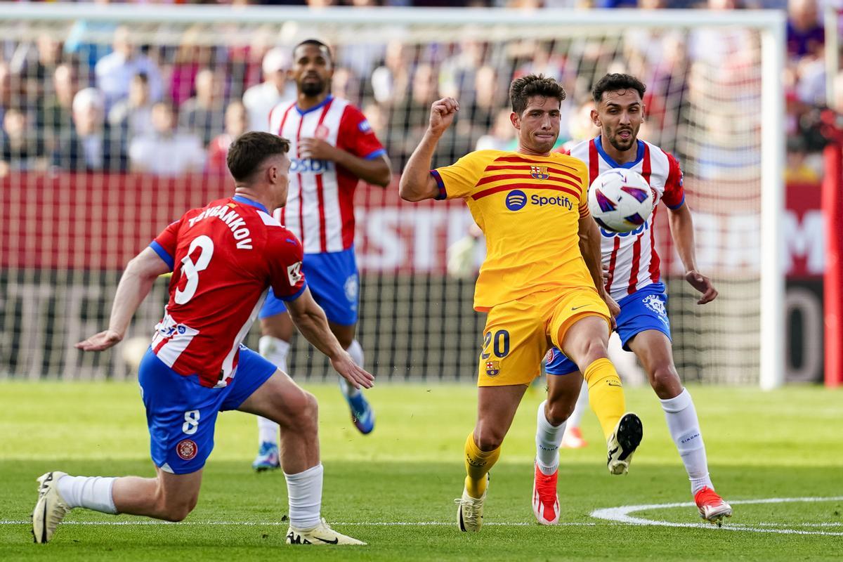 Sergi Roberto avanza en un ataque del Barça en Girona.