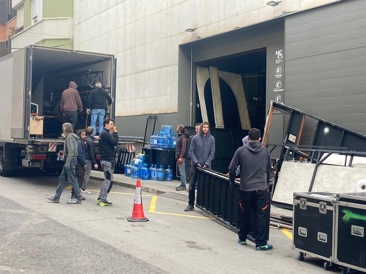Descàrrega de materials a la part posterior del Kursaal, al carrer Carrió
