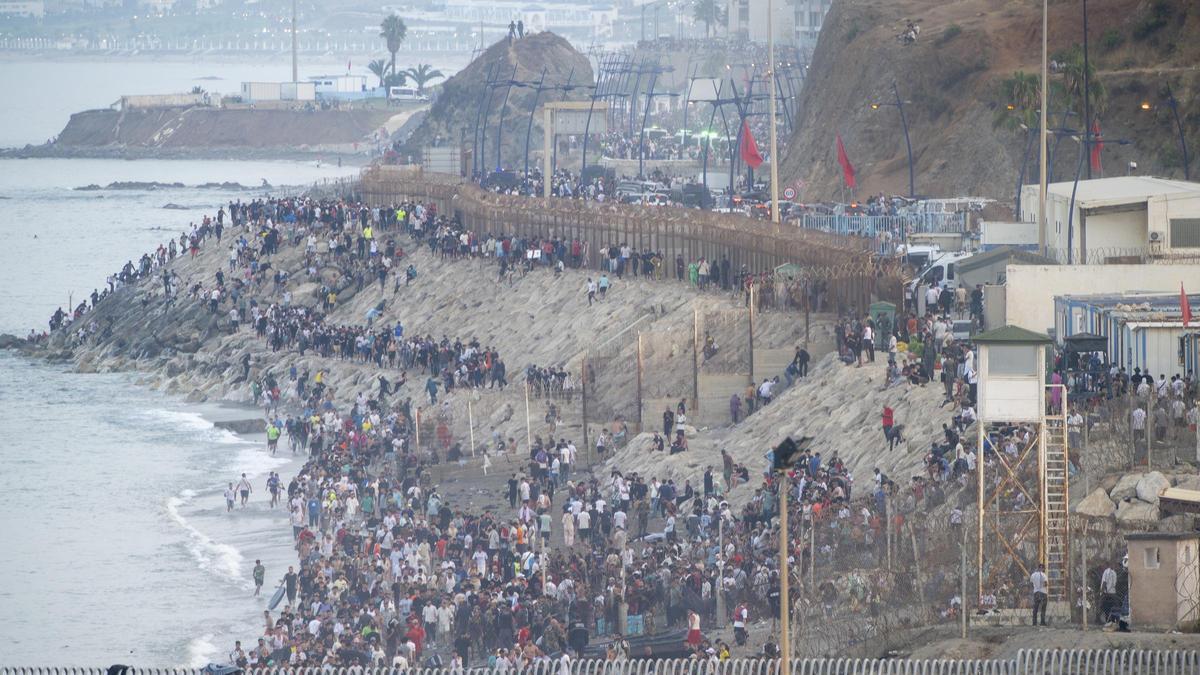 Miles de inmigrantes este jueves 30 de julio intentando cruzar la frontera entre Ceuta y Marruecos