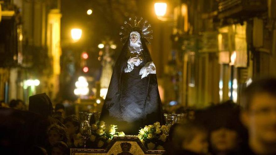 La luz y el calor animan el Lunes Santo en Zaragoza