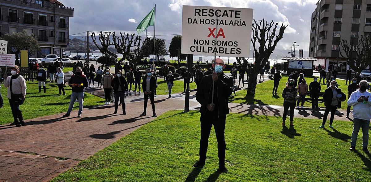 Protesta de los hosteleros moañeses, ayer, en los Xardíns do Concello.   | // GONZALO NÚÑEZ