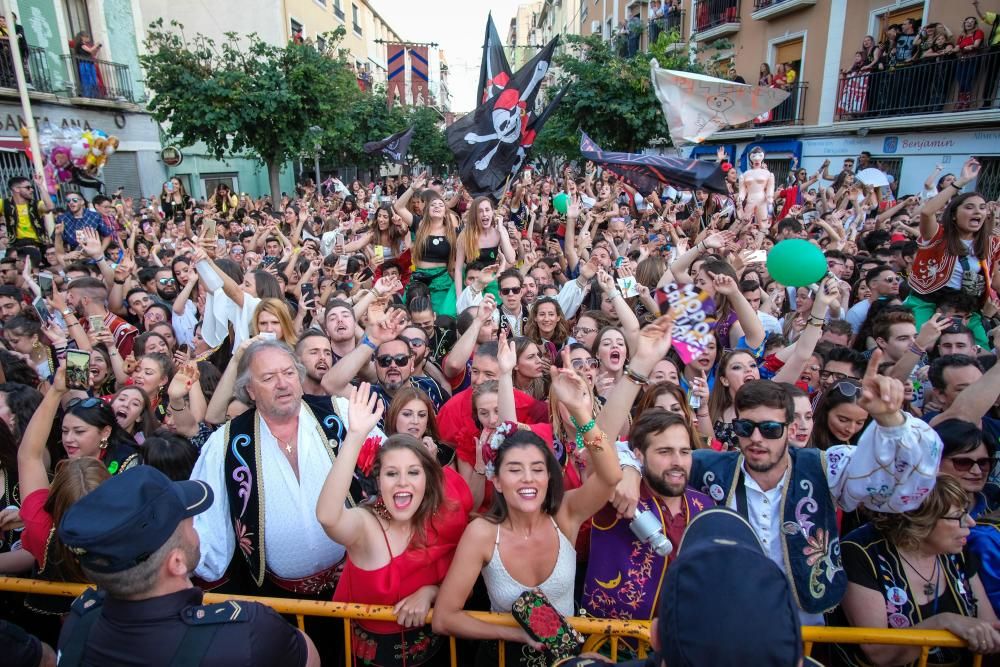 Millones de papelitos sobrevolaron a los miles de eldenses que se apiñaron cerca del castillo de Embajadas para escuchar y cantar el pasodoble Idella, que marca el comienzo de las fiestas