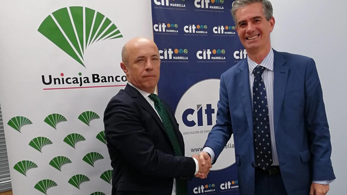 El  director regional de Málaga Costa de Unicaja Banco, Francisco Javier  Prieto  García, y el presidente de CIT Marbella, Juan José González Ramírez.