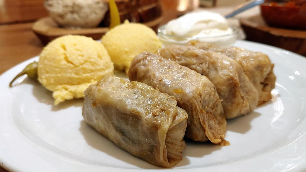 Los 'sarmale' con polenta y nata agria del restaurante Transilvania.