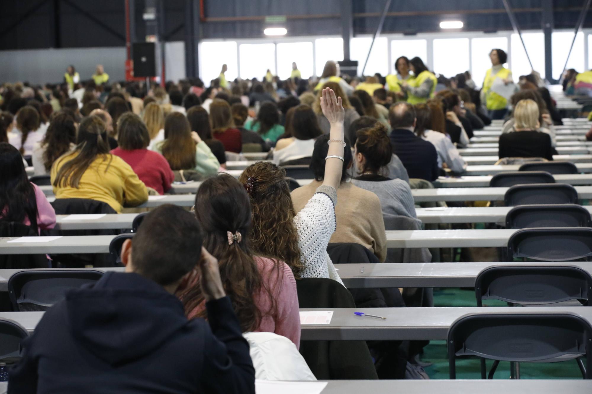 Miles de personas participan en la macrooposición de la sanidad pública asturiana.