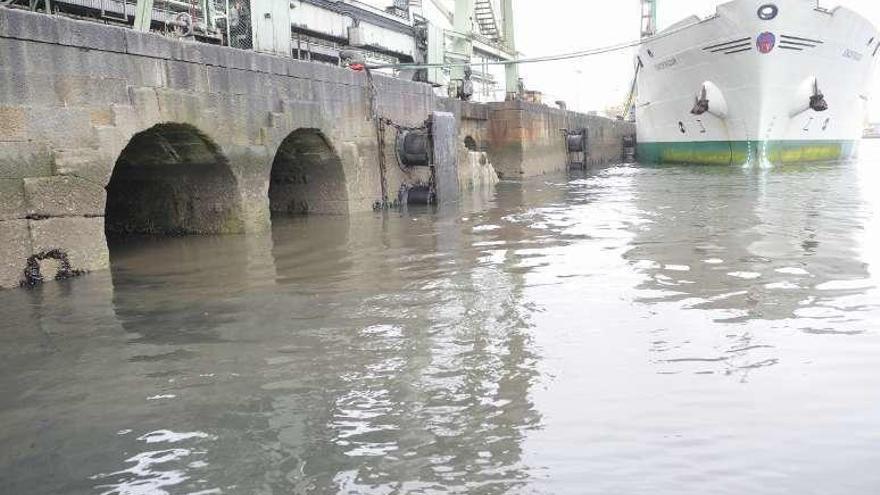 Vertido en el muelle de San Diego a través del río Monelos.