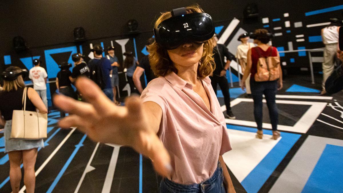 Una mujer en la exposición inmersiva sobre Dalí, en el Ideal de Barcelona en septiembre de 2022 Una mujer en la exposición inmersiva sobre Dalí, en el Ideal de Barcelona en septiembre de 2022