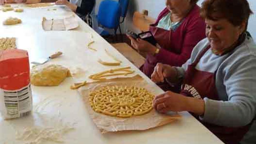 Las vecinas de Losacio preparan las sabrosas y vistosas roscas y el ramo para la romería de la Virgen del Puerto, que celebrarán el sábado.