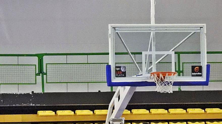 Carter y Lasenbergss, ante la canasta rival. |  // FERNANDO CASANOVA