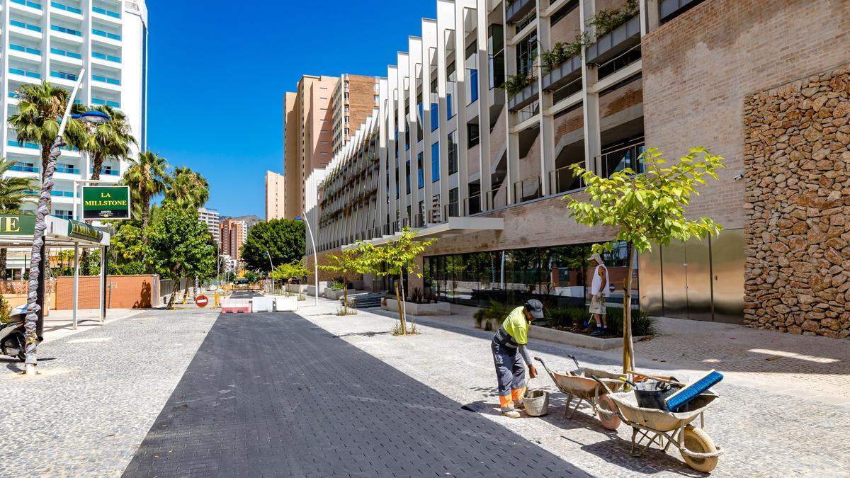 Operarios ultiman detalles en la calle Jaén.