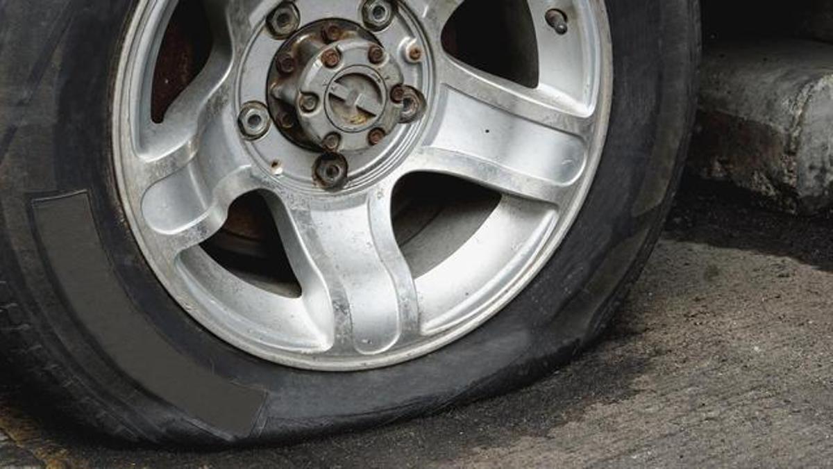 Condenado a pagar 564,50 euros por rajarle la rueda a un coche en Plasencia.