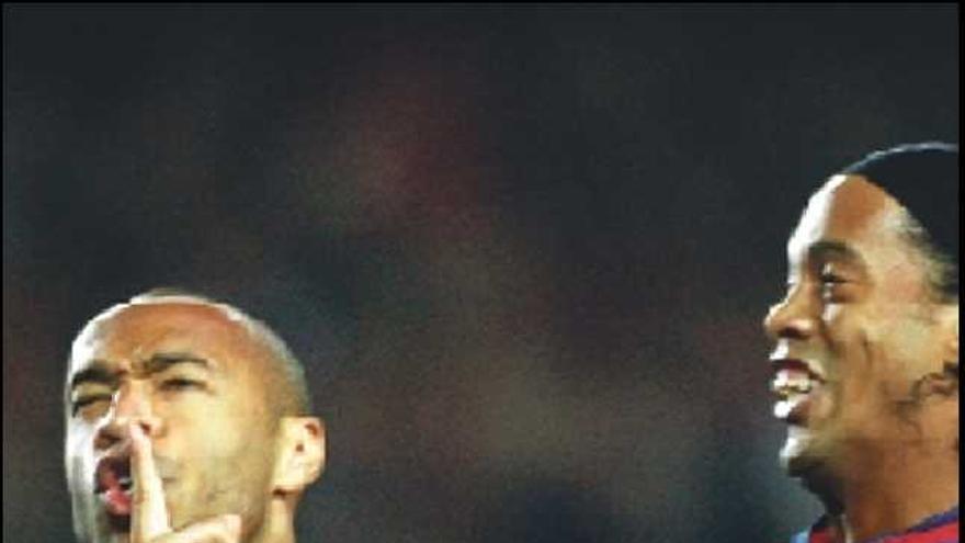 Henry y

 Ronaldinho se abranzan tras conseguir el primer gol