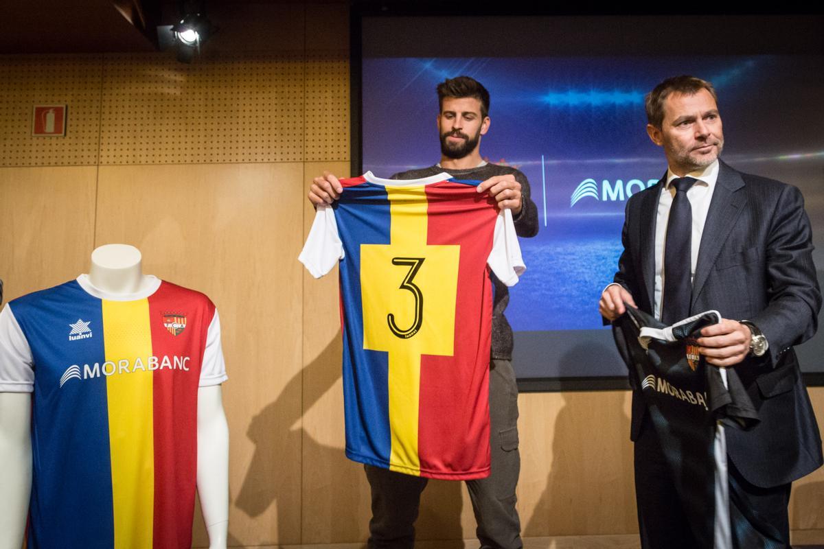 Gerard Piqué con la camiseta del Andorra, club del que es máximo accionista.