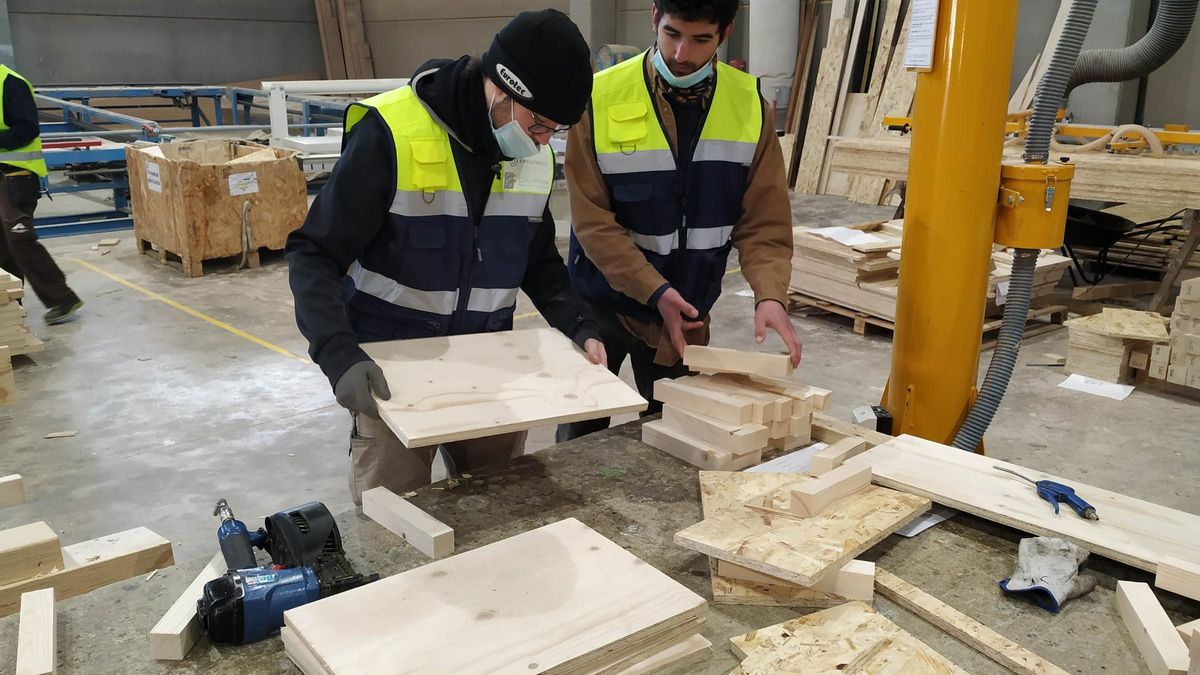 Imatge d’arxiu d’un taller del cicle formatiu de fusteria de l’institut Guillem Catà