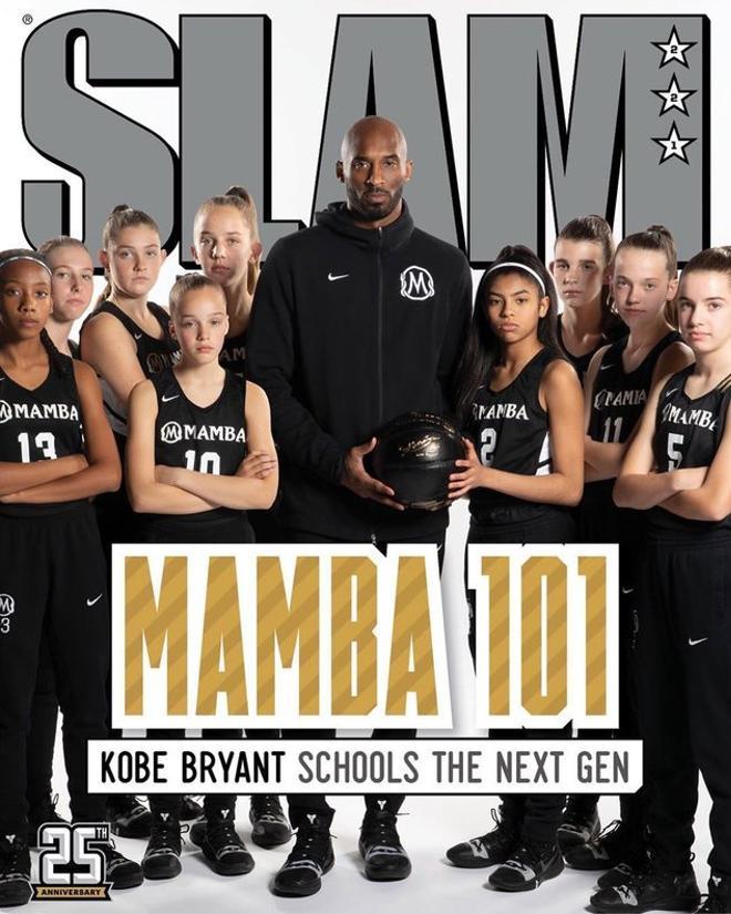 Kobe Bryant posa junto a su hija Gianna Maria-Onore Bryant  y el equipo del Mamba Sports Academy en marzo del 2019.