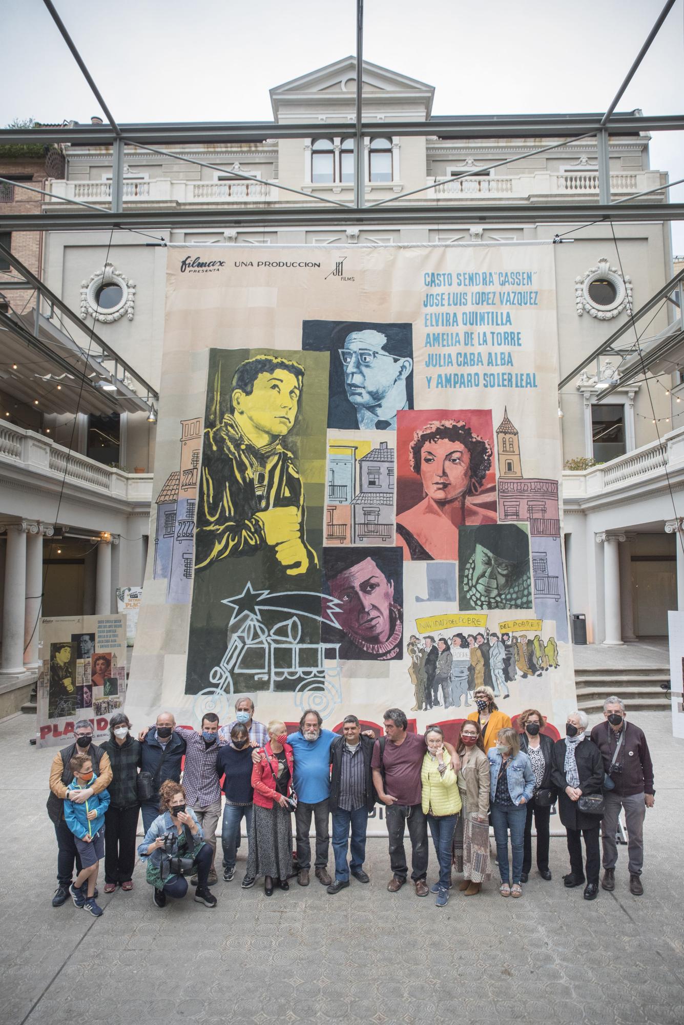 El pati del Kursaal s'omple de famílies en la pintada col·lectiva del mural gegant de «Plácido»