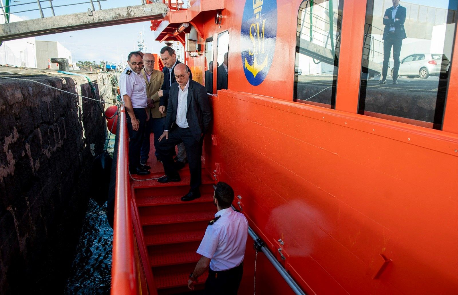 Anselmo Pestana durante su visita a la nueva embarcación de Salvamento Marítimo en Arrecife.