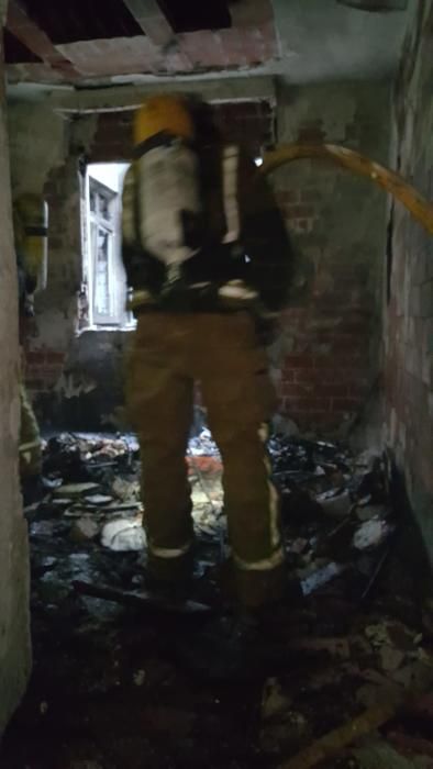 Cien vecinos desalojados por un incendio en una casa de Calp