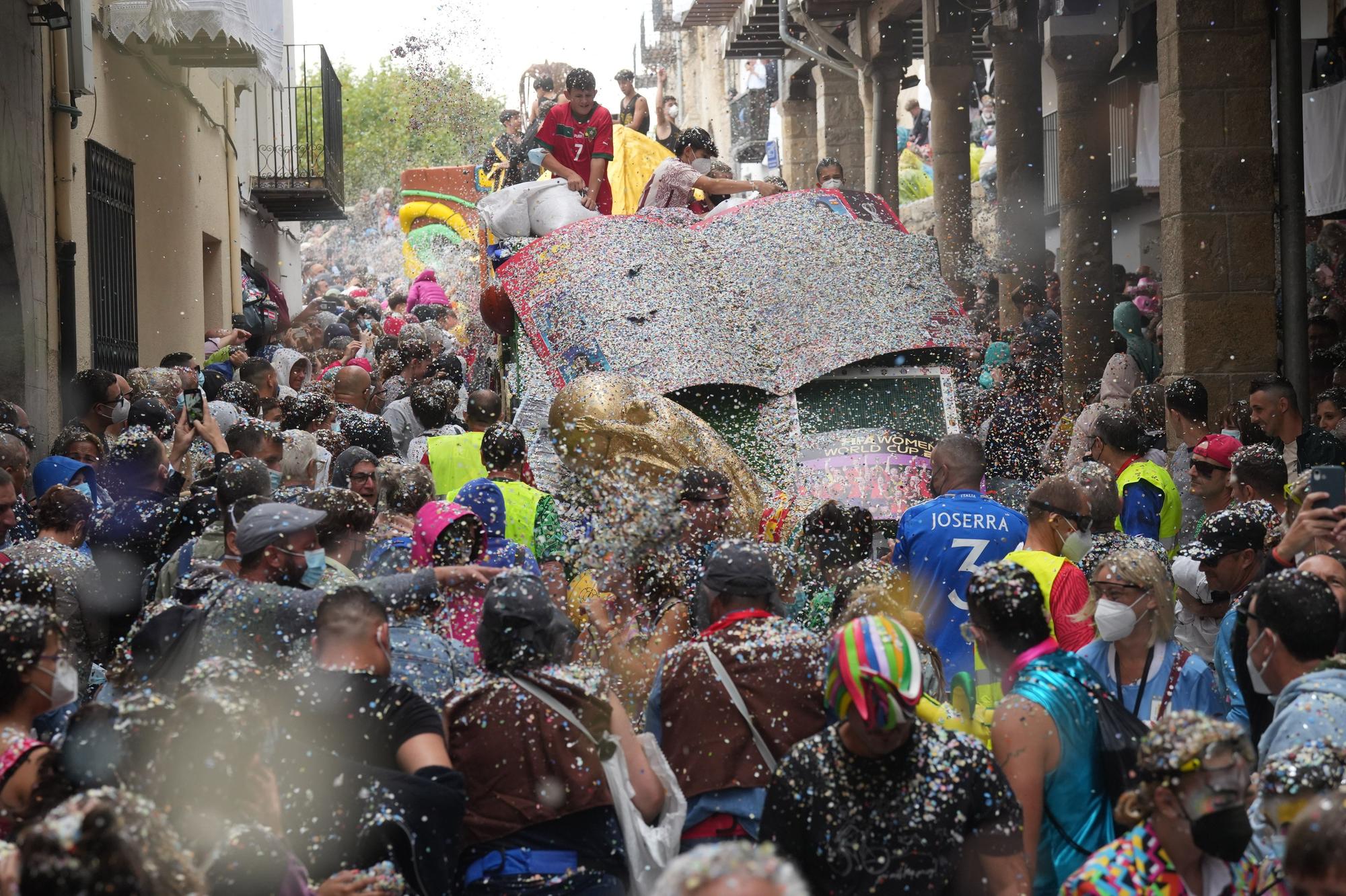 Búscate en el desfile de carrozas y disfraces de l'Anunci de Morella