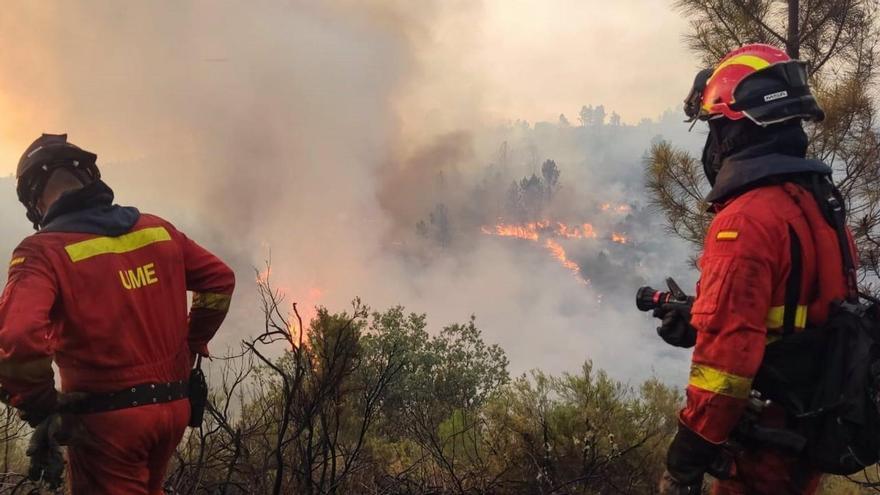 Efectivos de la UME trabajan en el incendio forestal de Villanueva de Viver (Castellón).