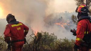 Efectivos de la UME trabajan en el incendio forestal de Villanueva de Viver (Castellón).