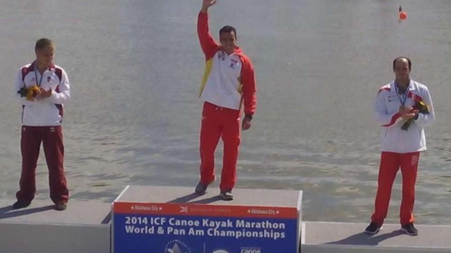 Tono Campos saluda desde el podio como campeón del mundo de maratón, ayer en Oklahoma.