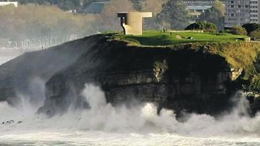 El cerro de Santa Catalina, azotado por las olas. / angel gonzález