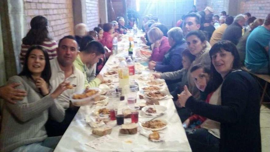 Asistentes a la comida celebrada con motivo de las fiestas patronales.