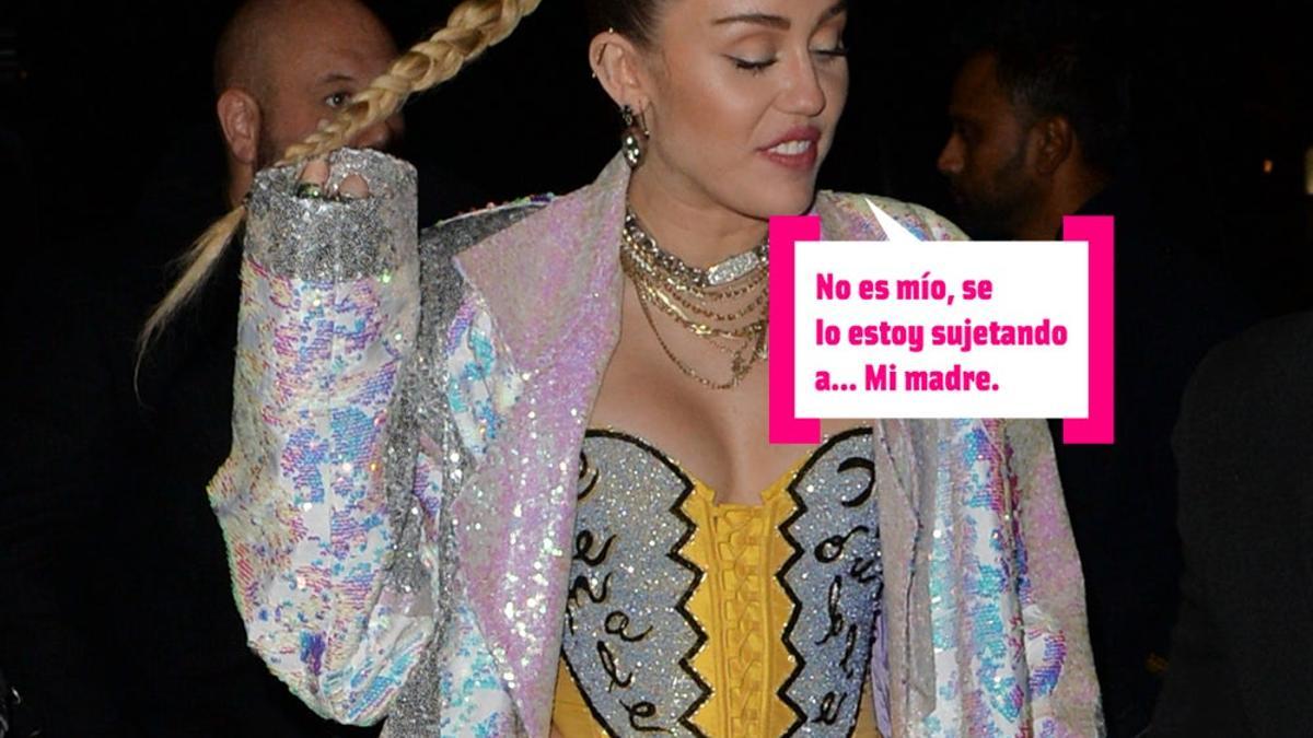 Miley Cyrus le sujeta el cigarro... a su madre