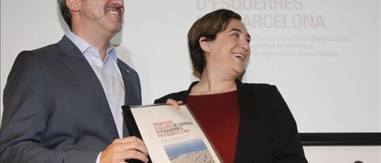 Colau y Collboni, durante la presentación del pacto que cerraron en mayo de 2016.