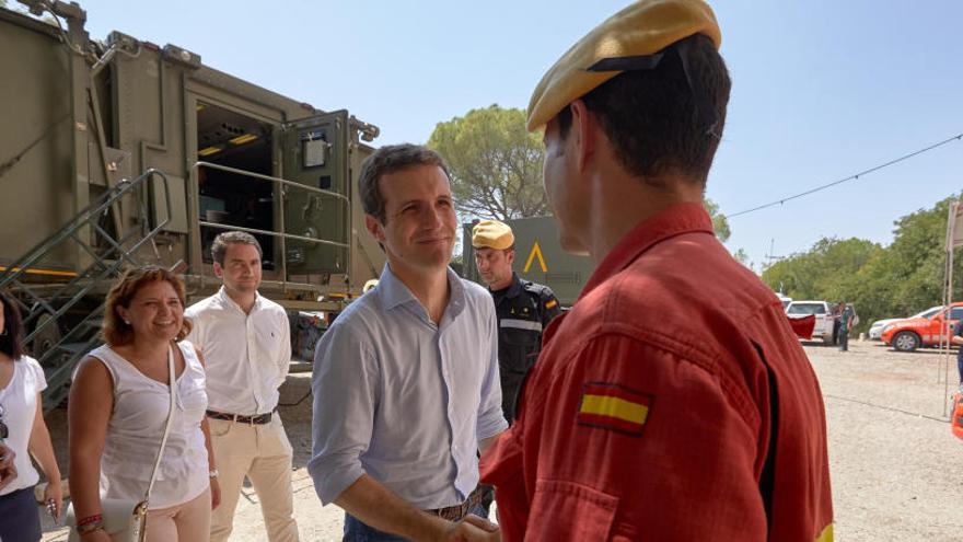 Pablo Casado visita a los afectados del incendio forestal de Llutxent