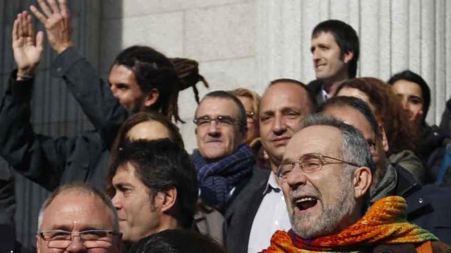Pablo Iglesias llora en las escaleras del Congreso. Foto Efe
