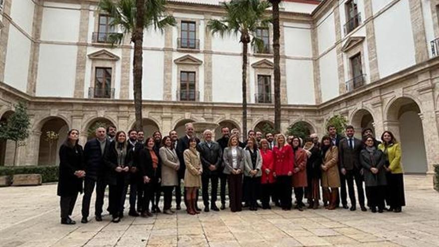 Representantes de los municipios de la Comunidad que reciben la subvención este lunes en València.