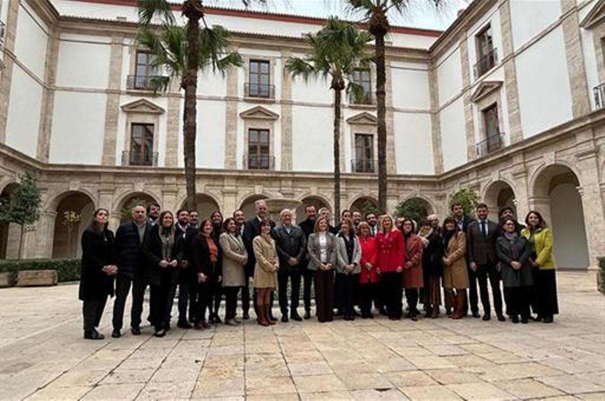 Representantes de los municipios de la Comunidad que reciben la subvención este lunes en València.