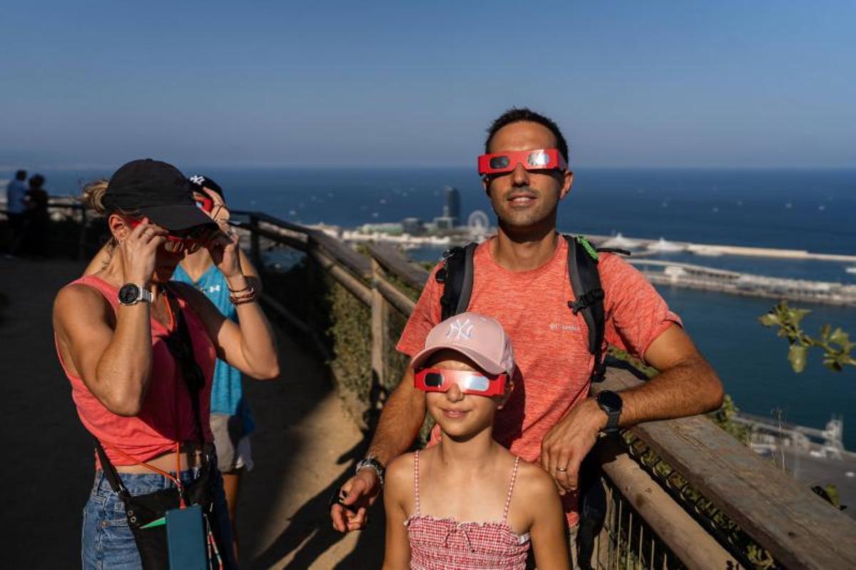 Imágenes de personas que se preparan para vivir el Eclipse desde Barcelona. Imágenes de personas que se preparan para vivir el Eclipse desde Barcelona.