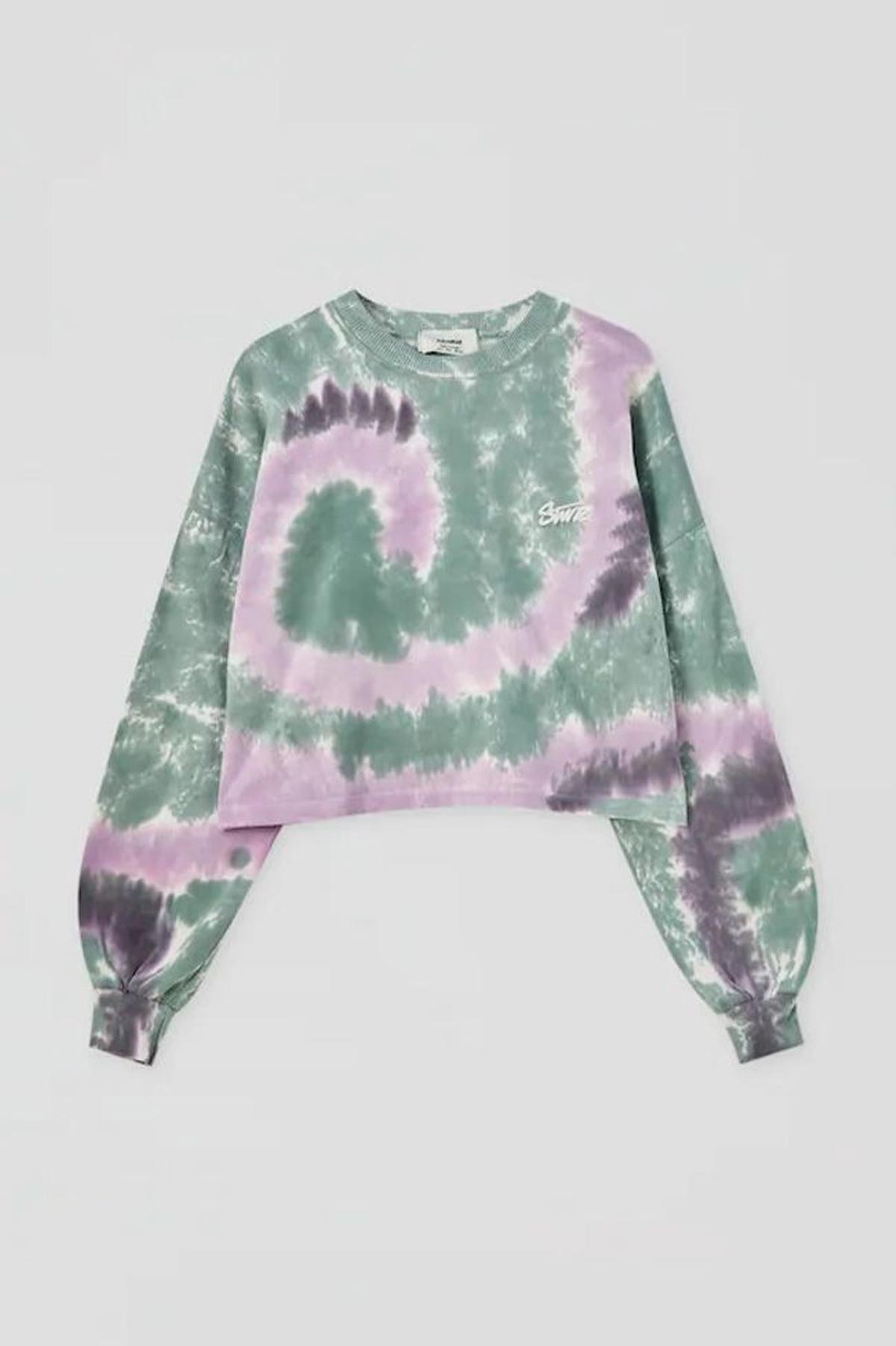 Sudadera 'tie-dye' malva y verde, de Pull &amp; Bear