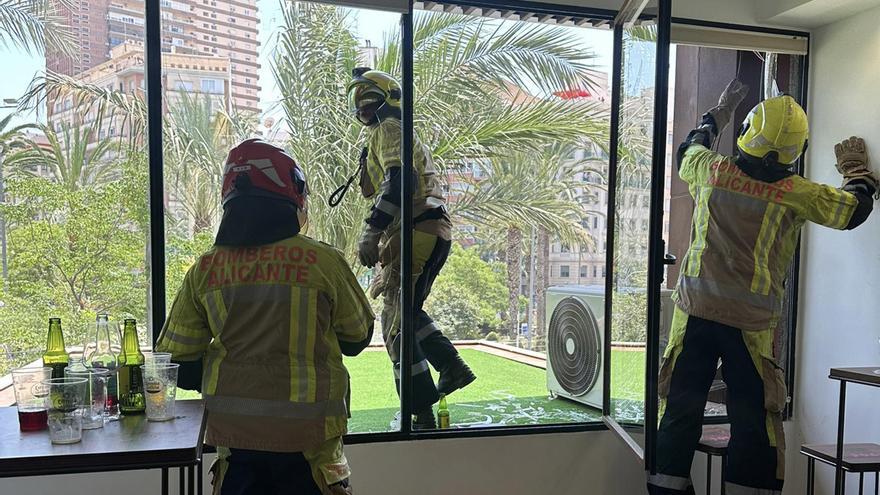 Así han reventado los cristales de un edificio de Luceros durante la mascletà