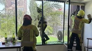 Una herida leve por el estallido de cristales durante la mascletà de Alicante