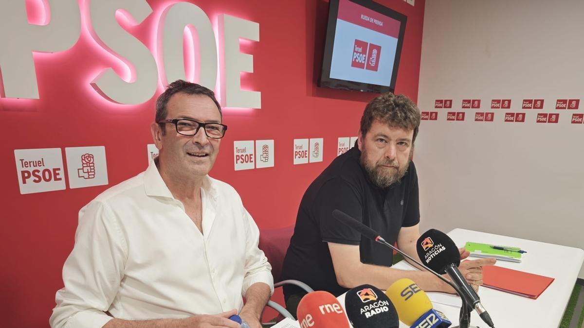 El secretario general del PSOE Teruel, Rafa Guía, junto al líder del partido en la capital turolense, José Guillén.
