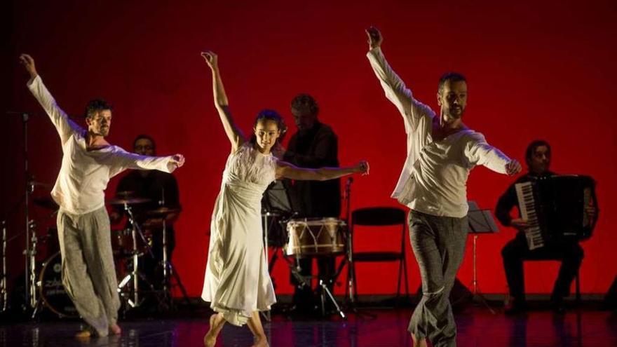 Artistas de Nova Galega de Danza, onte no teatro Colón. carlos pardellas