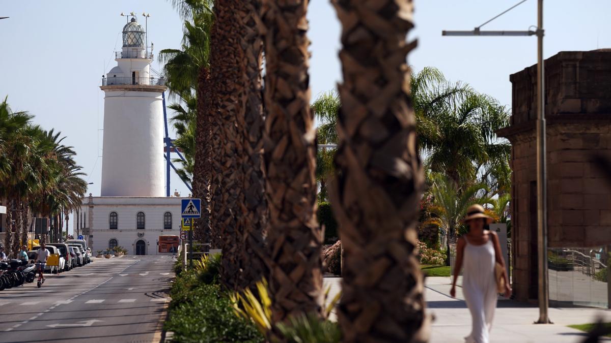 La Farola del Puerto, 'amenazada' por la construcción del hotel rascacielos en el Dique de Levante.
