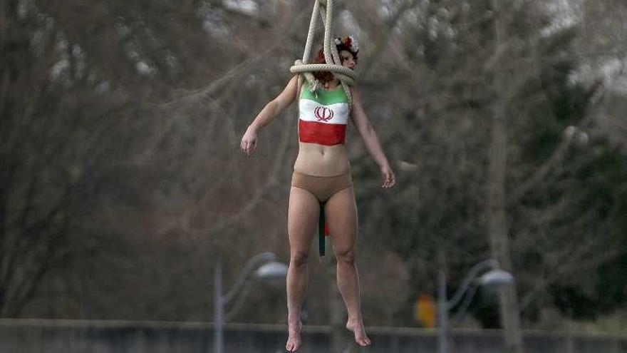 Una activista de Femen protestó contra Rohaní en París. // Reuters