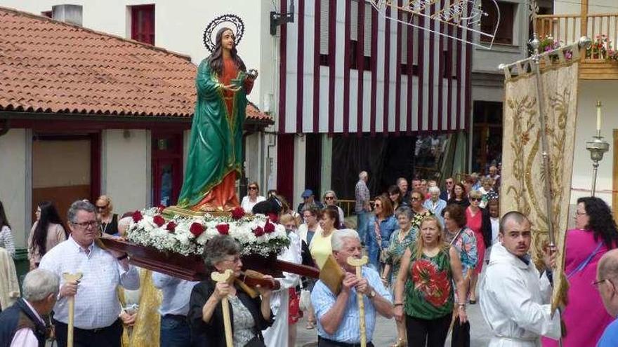 La fiesta continuó, tras el susto, con la procesión de María Magdalena