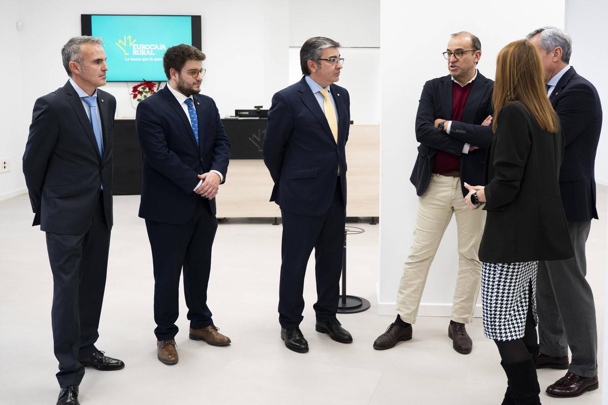 Galería | Visita del alcalde de Cáceres a la primera oficina de Eurocaja Rural en Cáceres