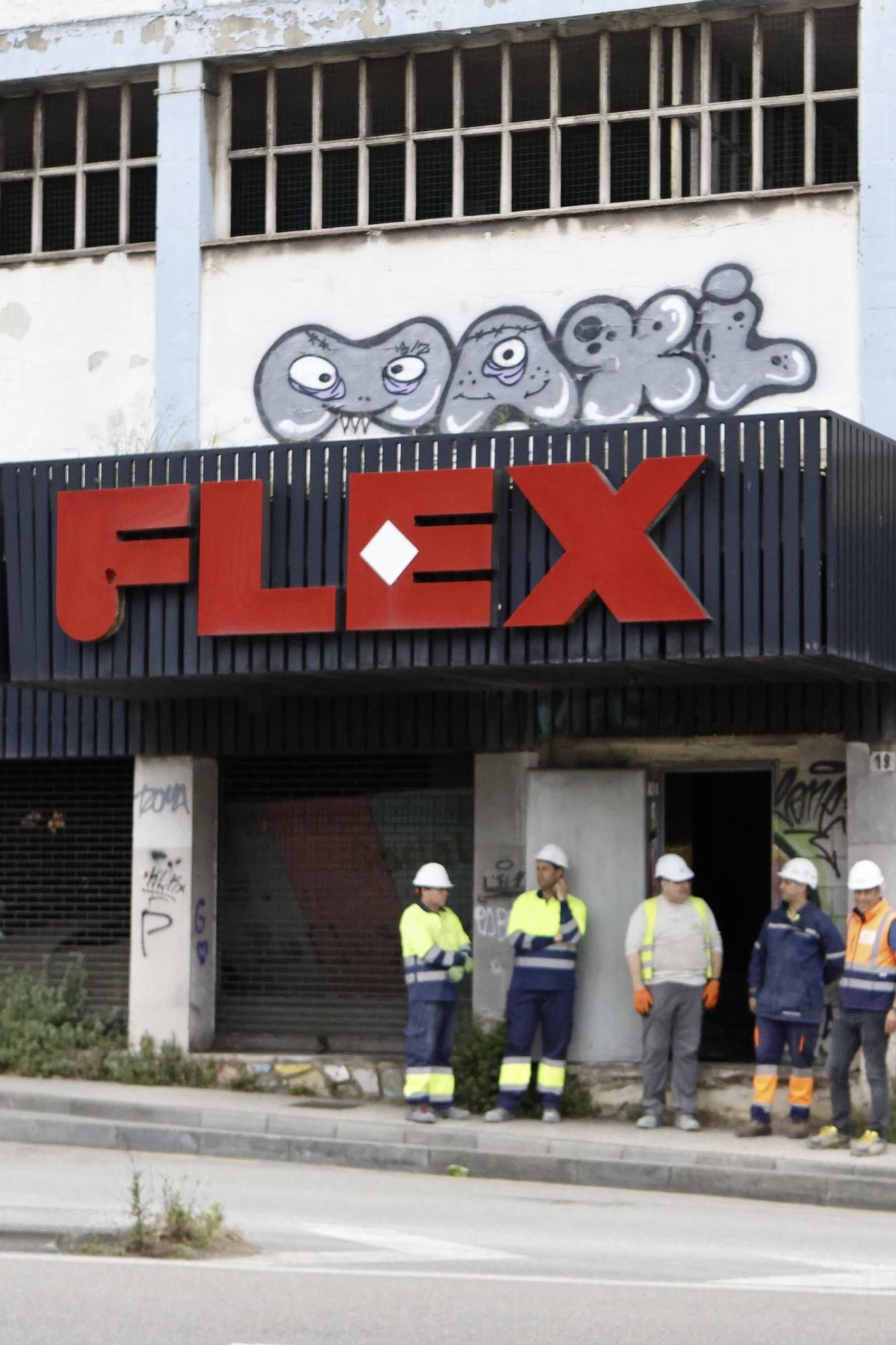 El inicio del derribo de la nave de Flex en La Calzada, en imágenes