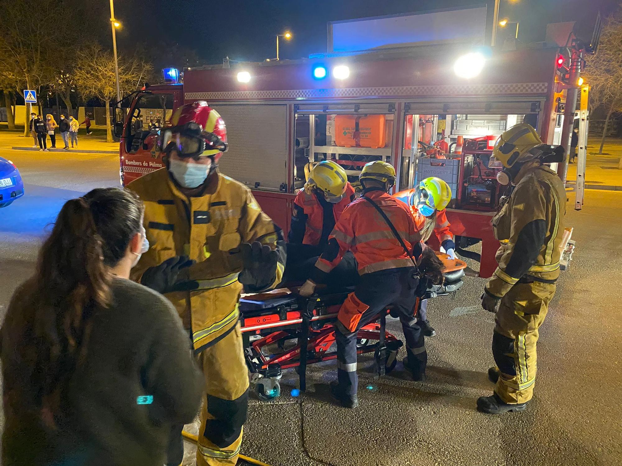 Aparatoso accidente en Palma: se estrellan contra un coche y se dan a la fuga