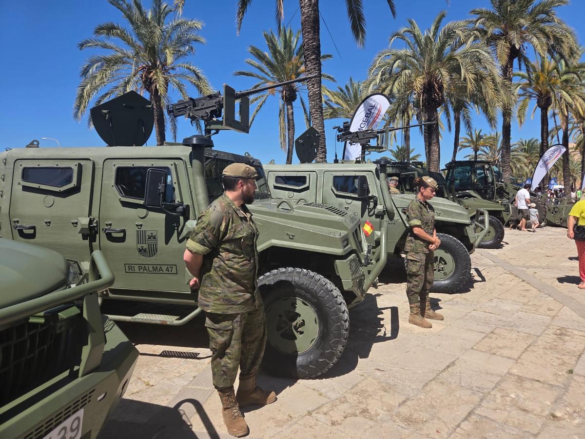 Se han podido ver vehículos militares, todoterrenos y maquinaria pesada.
