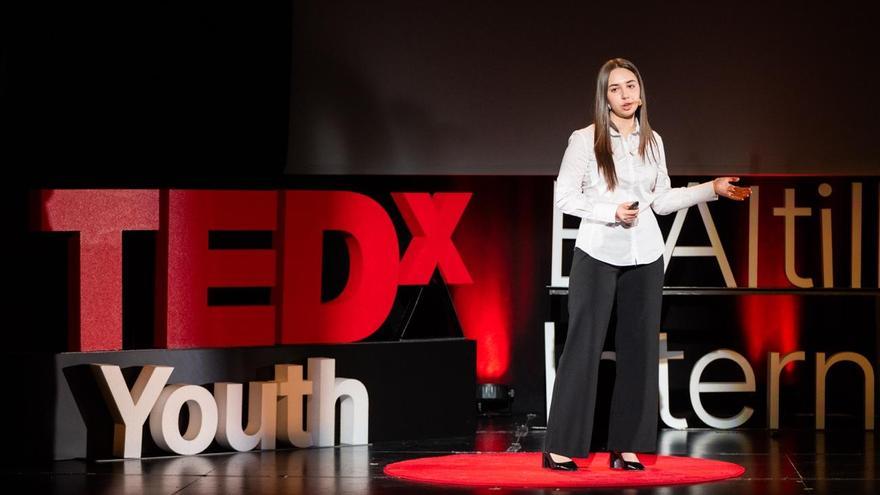 Laura, alumna de Newton College, deslumbra con su participación en el TEDxEl Altillo International School Youth